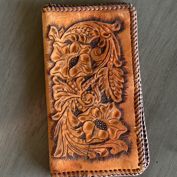 Vintage hand tooled leather notebook cover/passport holder - Picture 8 of 13